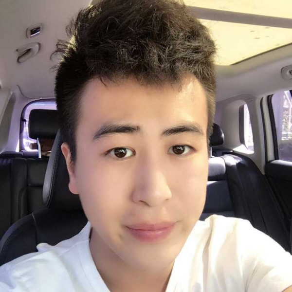 认真打凉面的照片