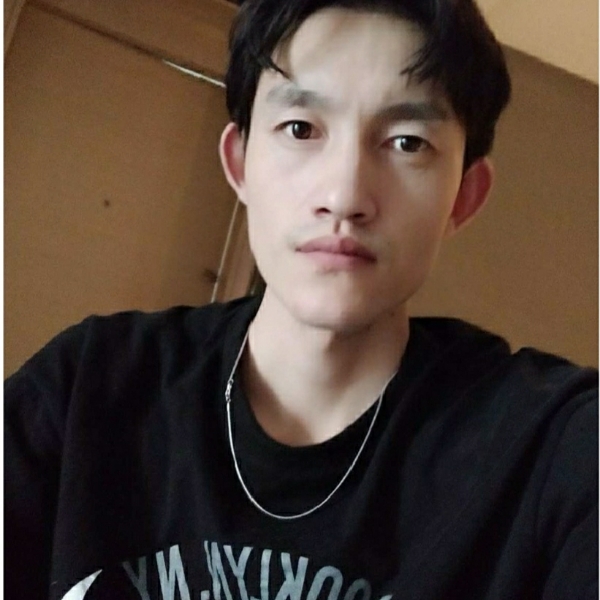 霓裳高高的照片