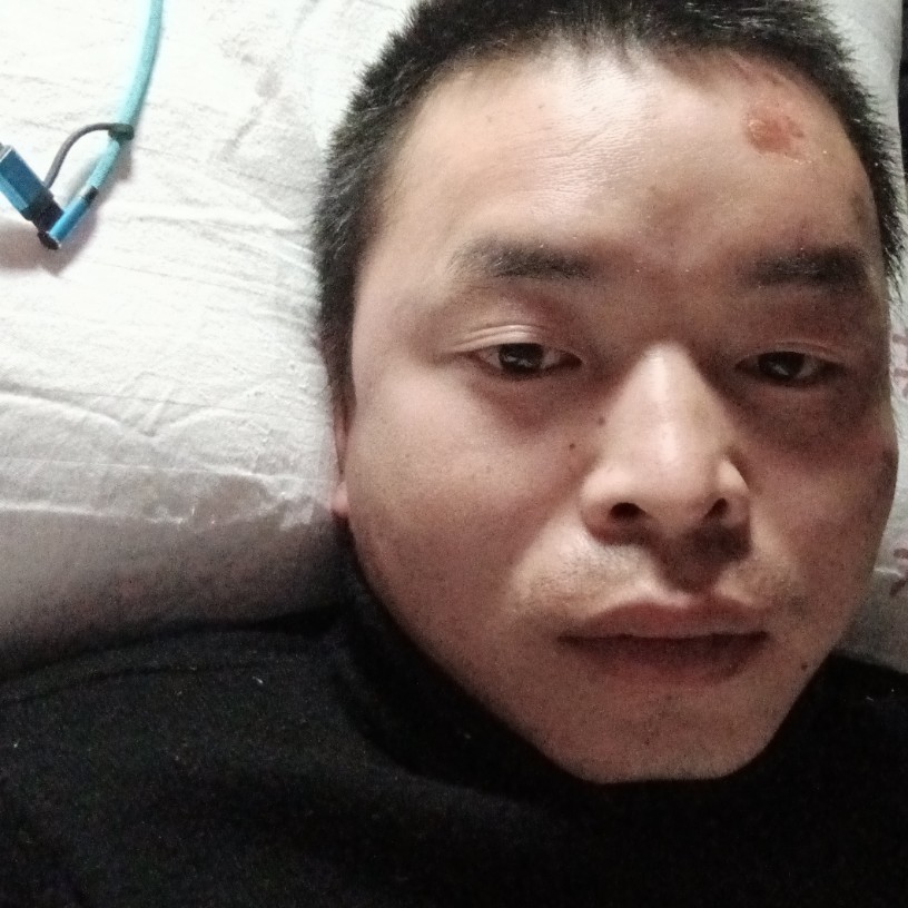 帅哥回首甜美的照片