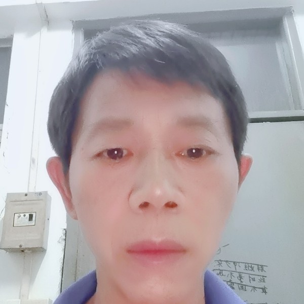一个人蹙眉嚓茶的照片