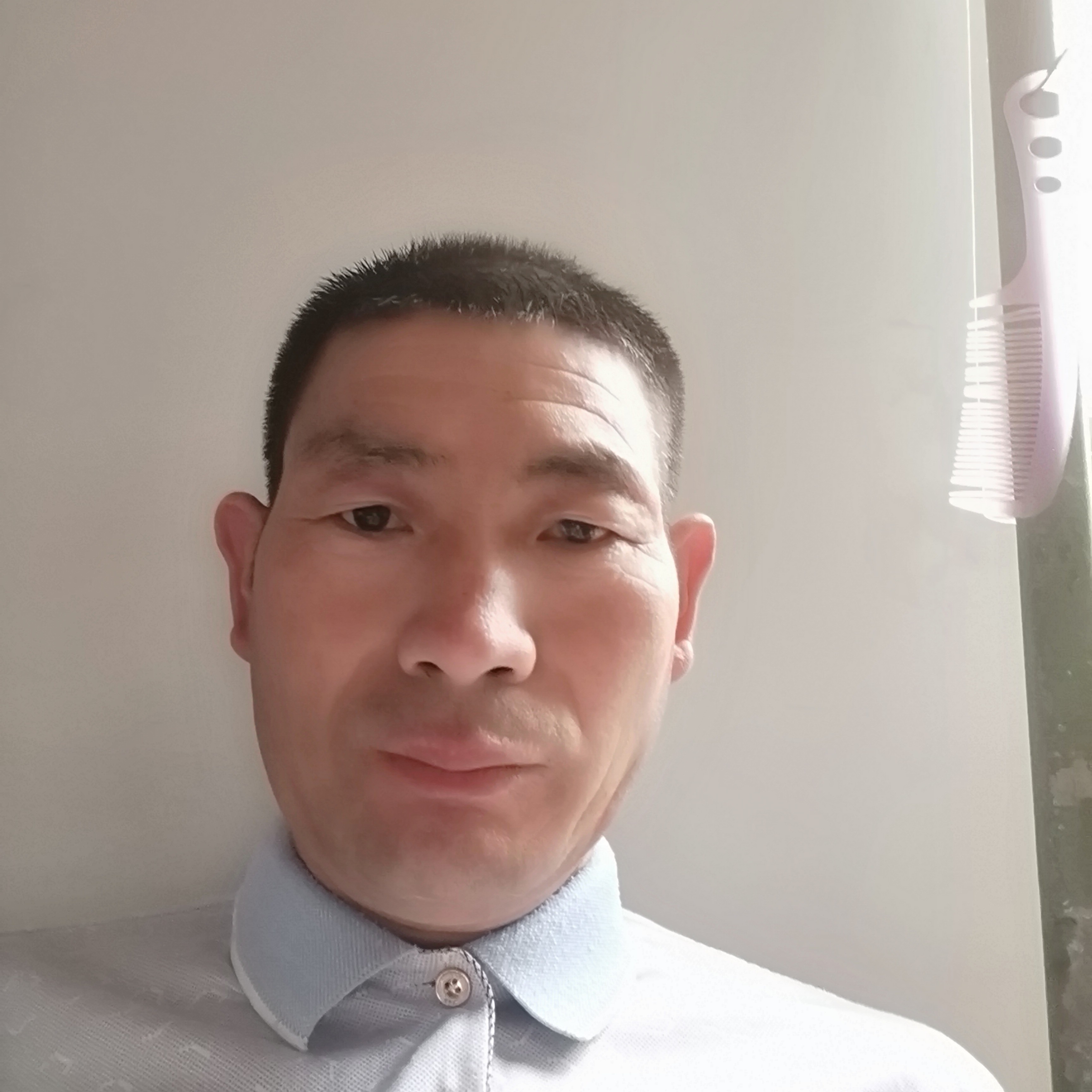 微笑风中幸福生活的照片