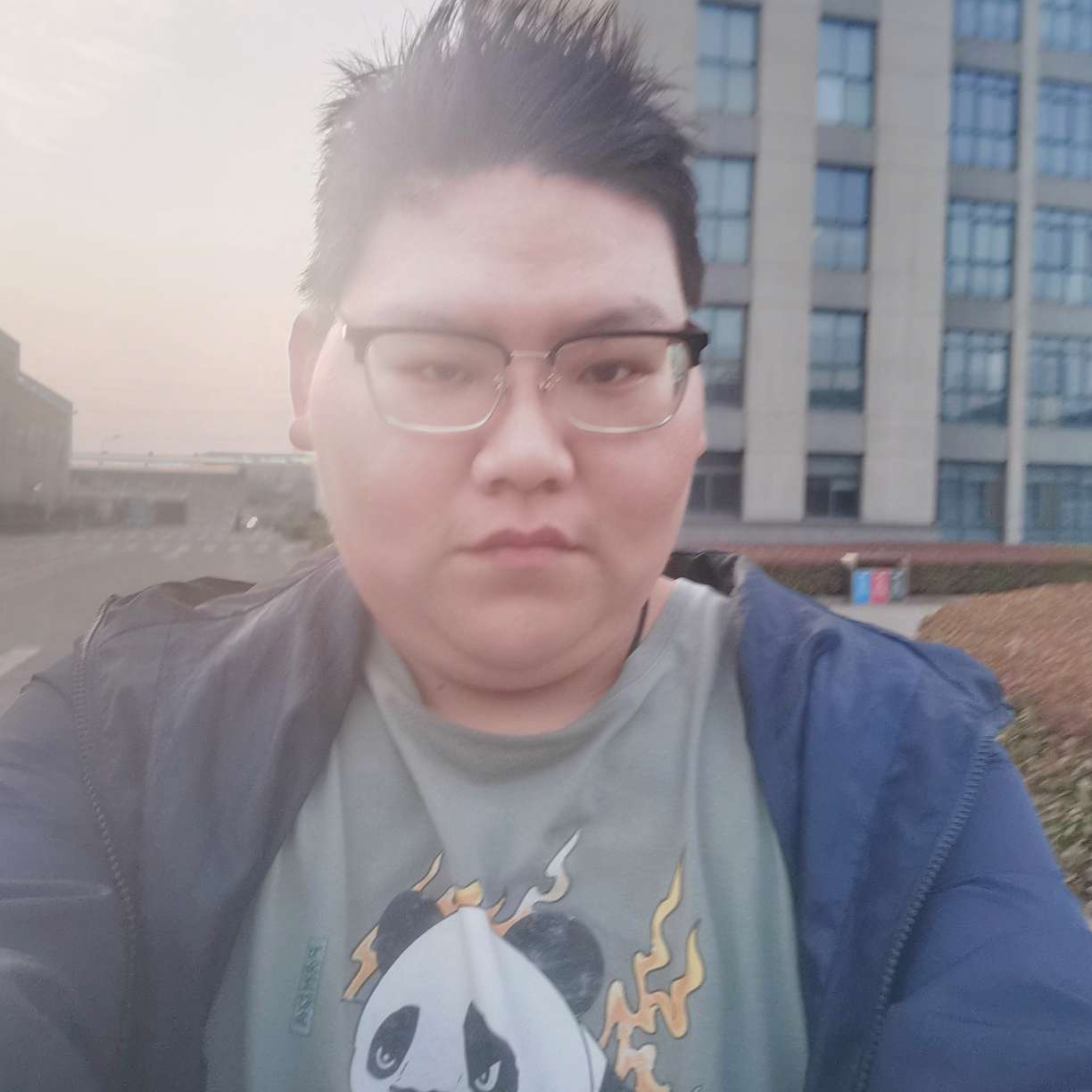 大叔闻优美的照片