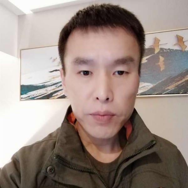 认真的稻草人的照片