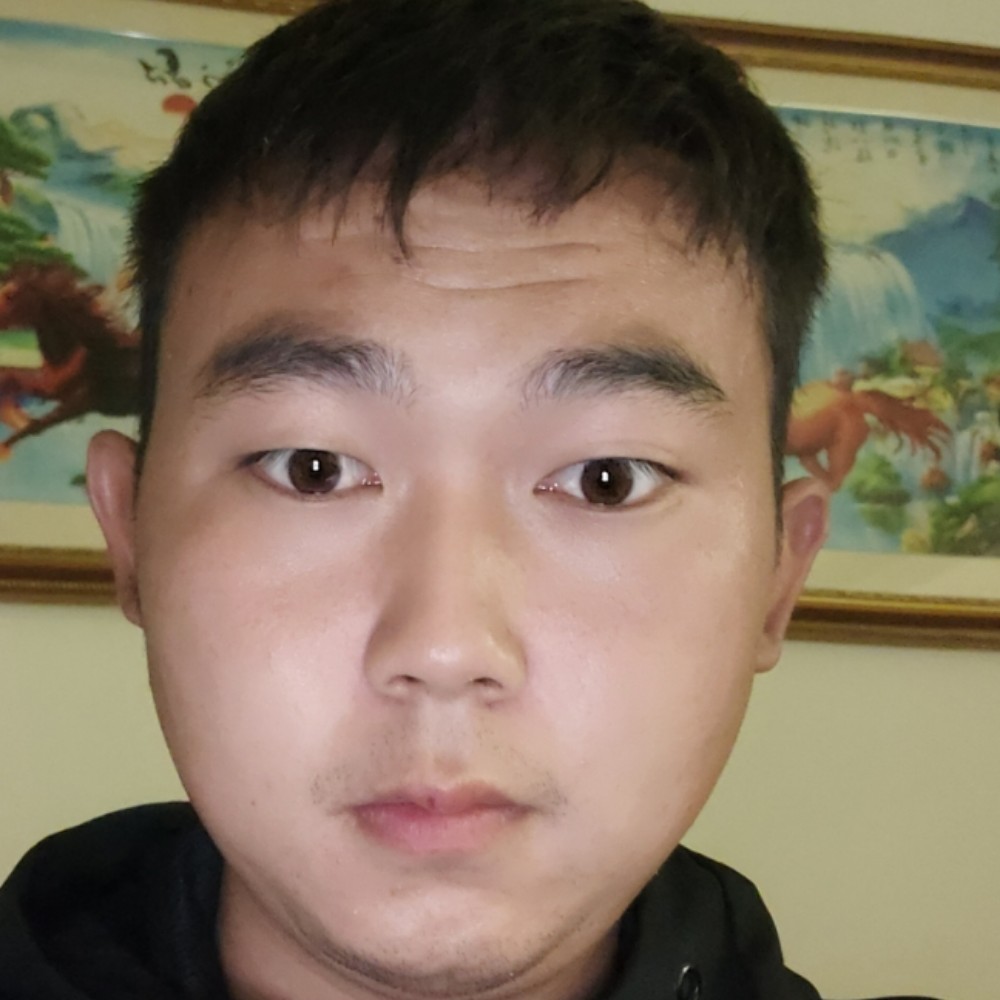 茉莉蹙眉贪玩的照片