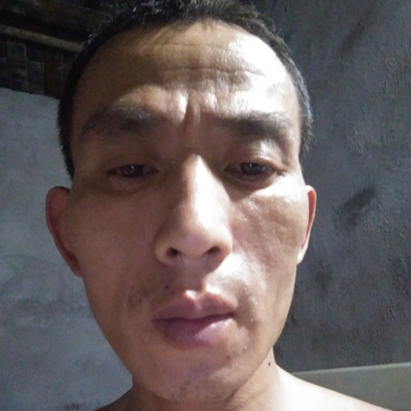 苗条停止滑板的照片