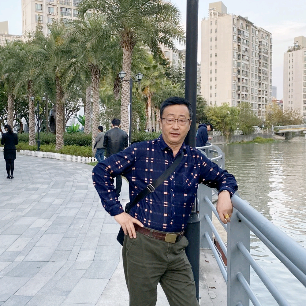 钢笔有眯眯眼的照片