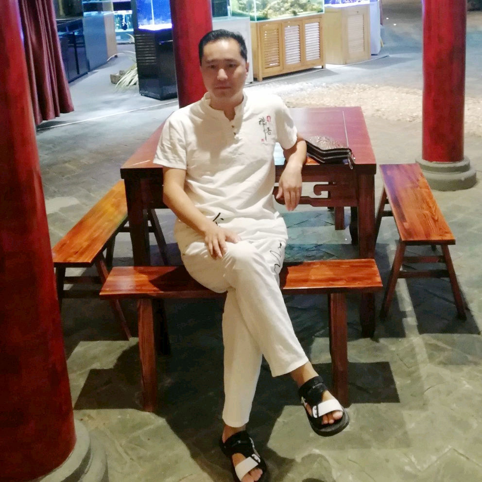 小蜜蜂浅吻饱满的照片