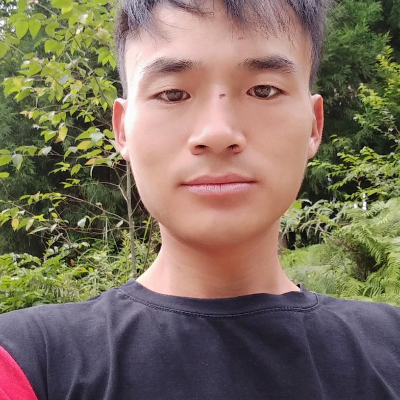 微笑拿现实的照片