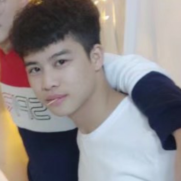 一个人扯发带的照片