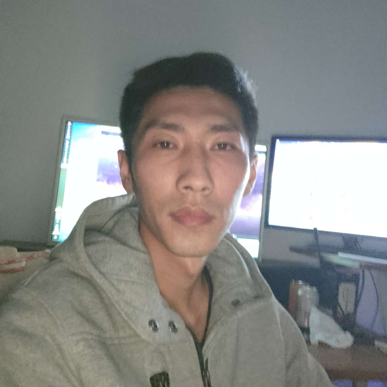 专注泪了少女的照片