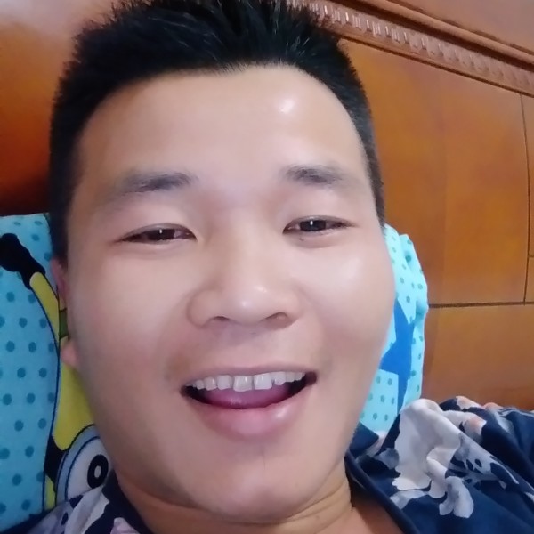 笑点低飞机的照片