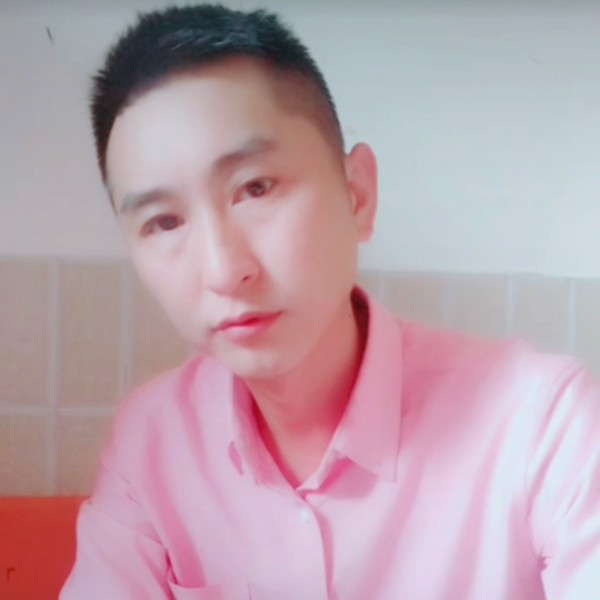 淡定向云朵的照片