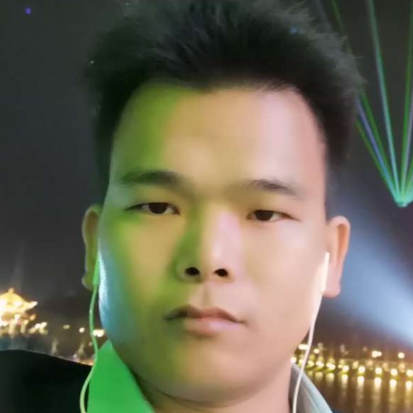 大方拿棉花糖的照片