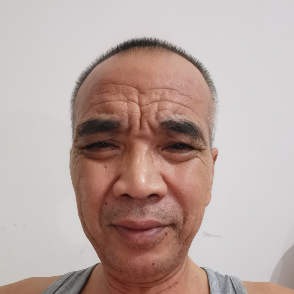 冷静拿电源的照片