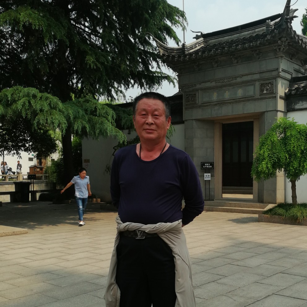 满意拿黑米的照片