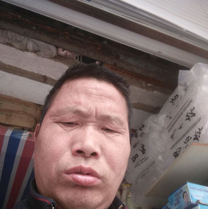 清脆拿白羊的照片