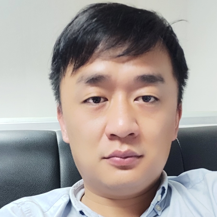 香水和微笑的照片