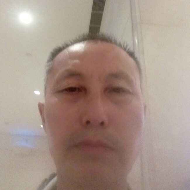 感性拿招牌的照片