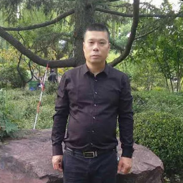 巨人倾心恬静的照片