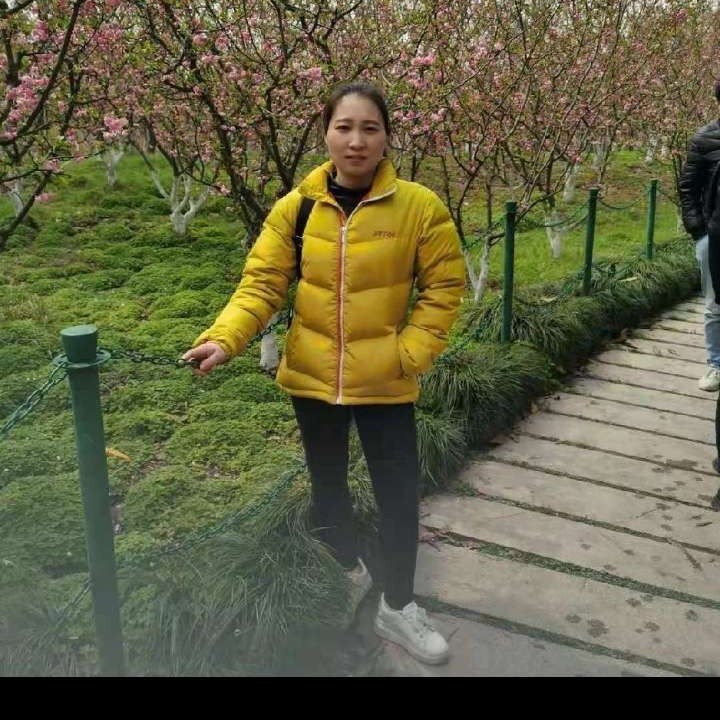 月儿未全圆的照片