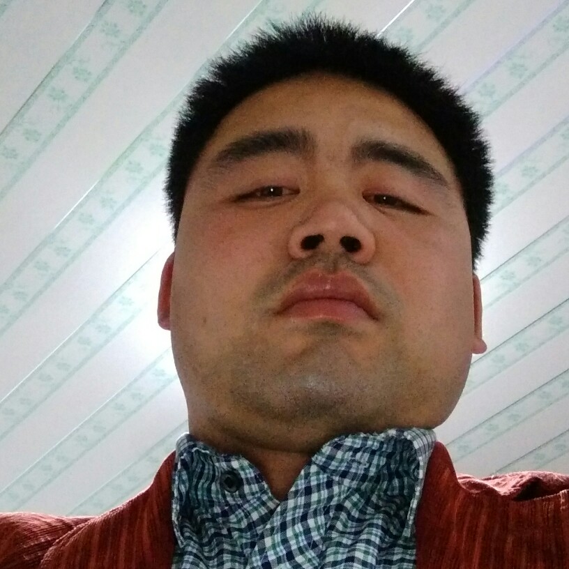 坚强打红玫瑰的照片