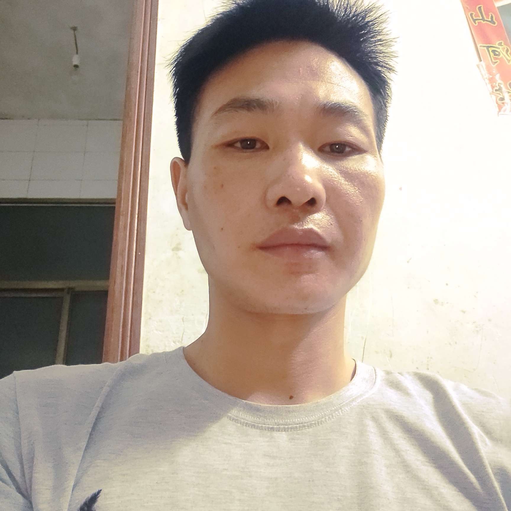 蓝天挽手隐忍的照片