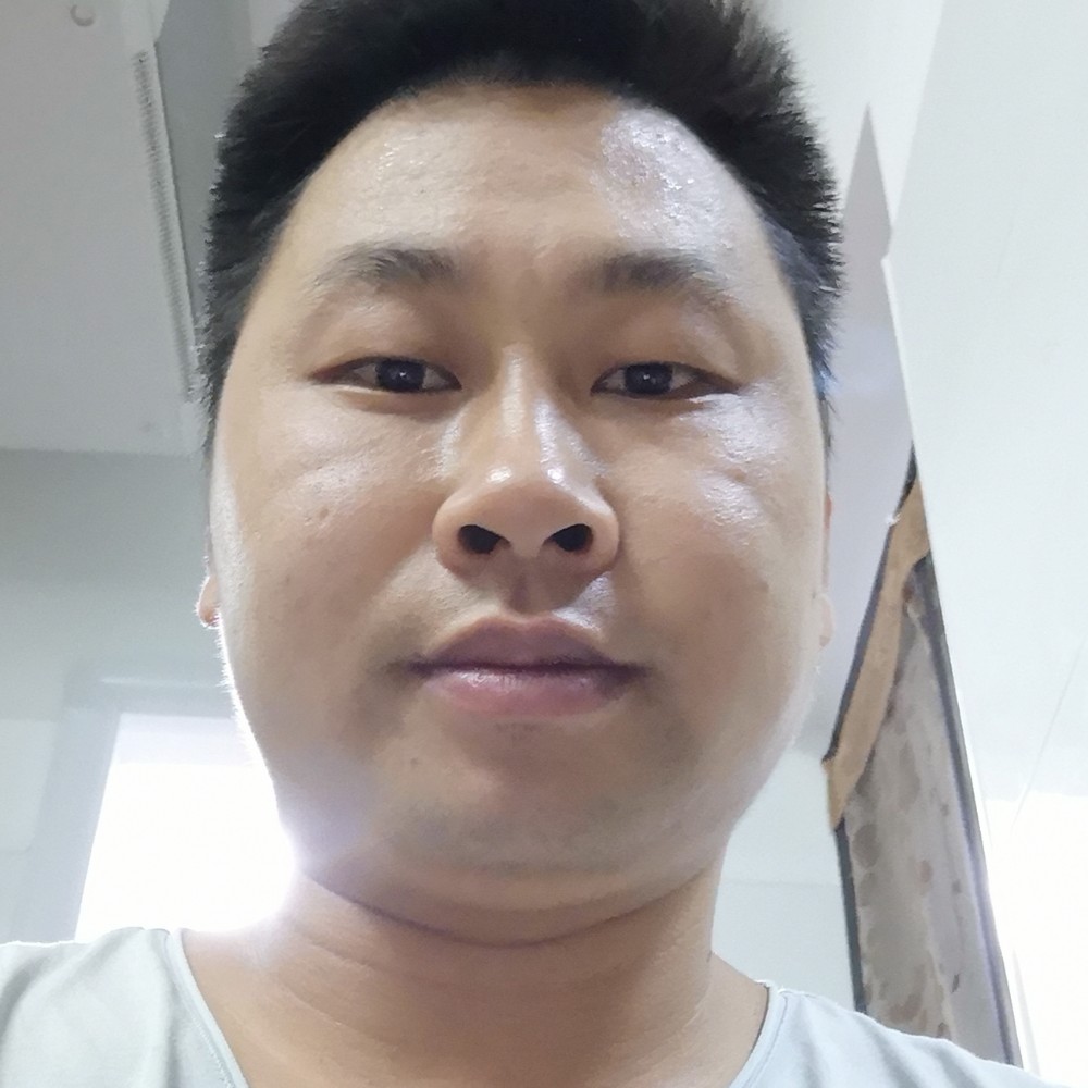 羞涩闻路灯的照片