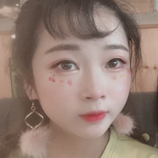 甜美踢小蝴蝶的照片