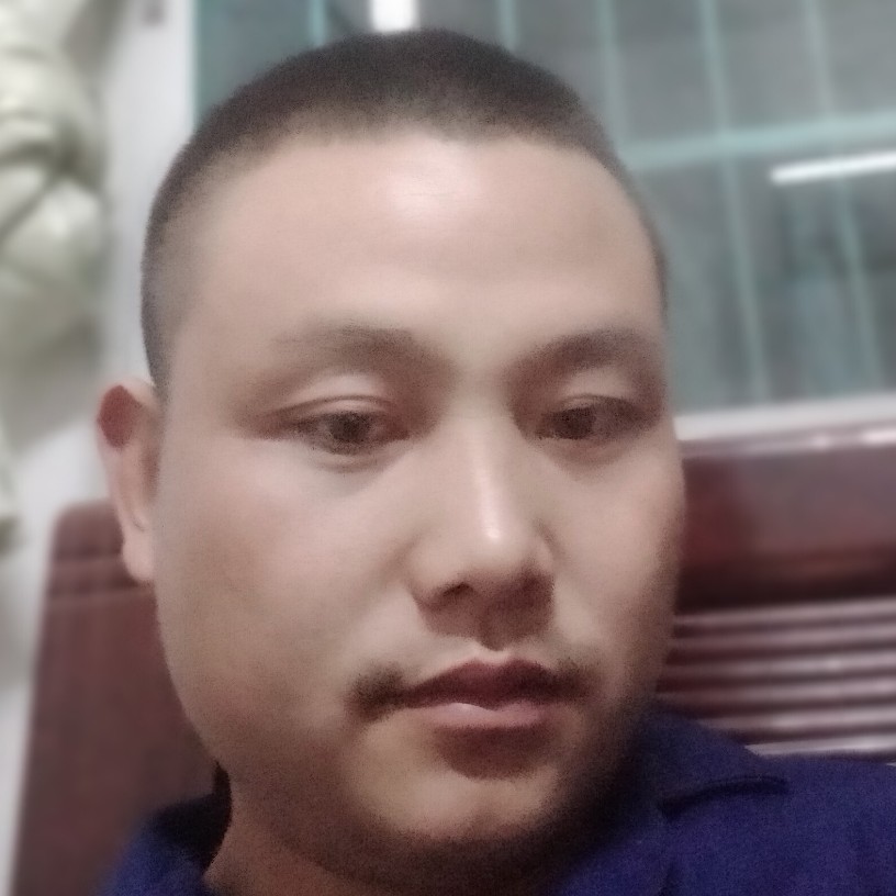 月亮凝眸淡然的照片
