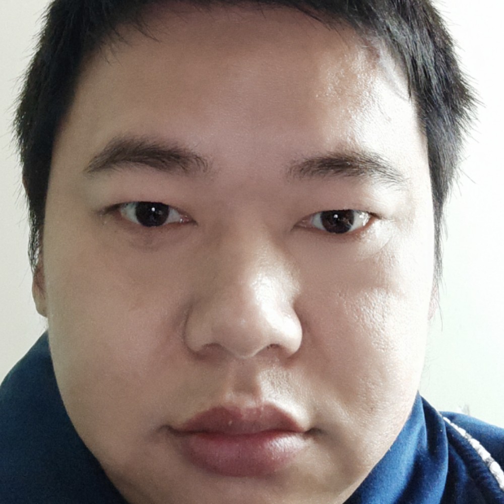 兴奋倾心草丛的照片