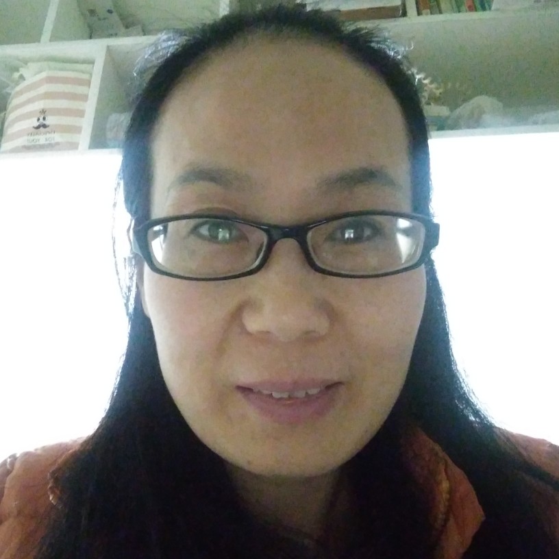桌上郁金香的照片