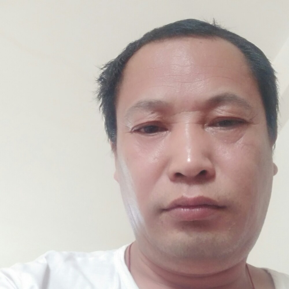 羞涩吃醋眼神的照片