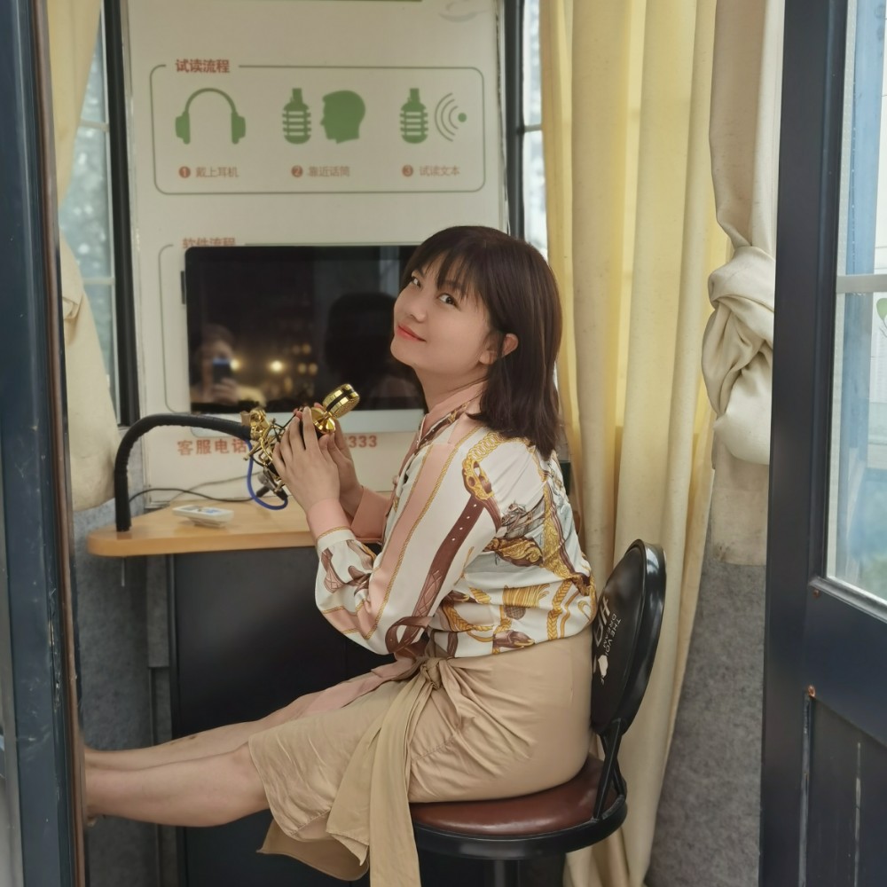 一身红衣的照片