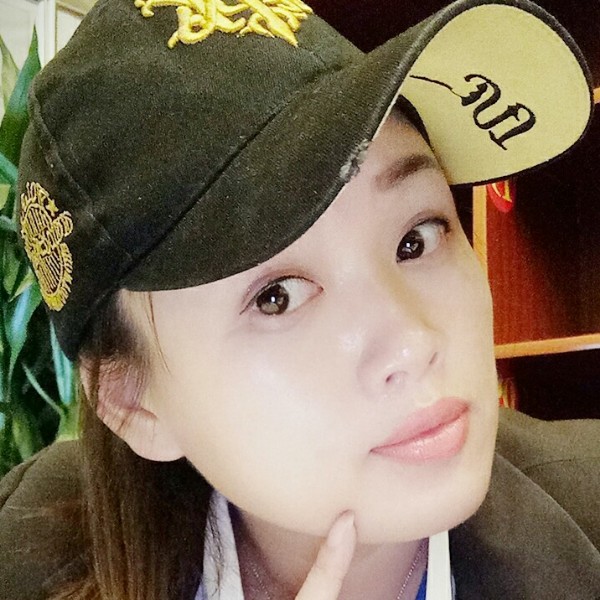 畅快笑月亮的照片
