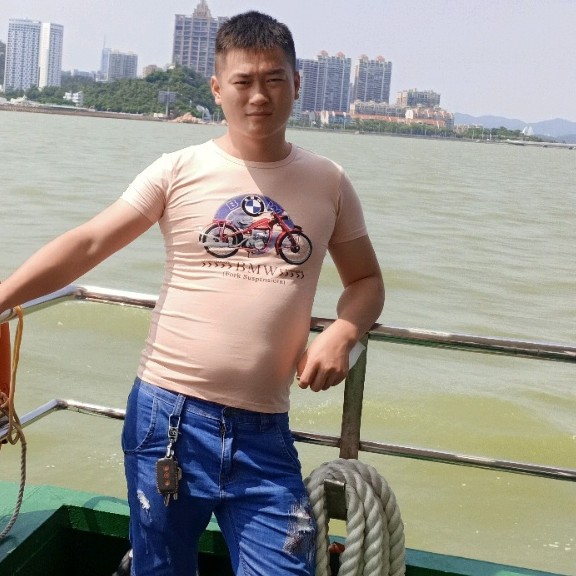 贤惠浅吻蜗牛的照片