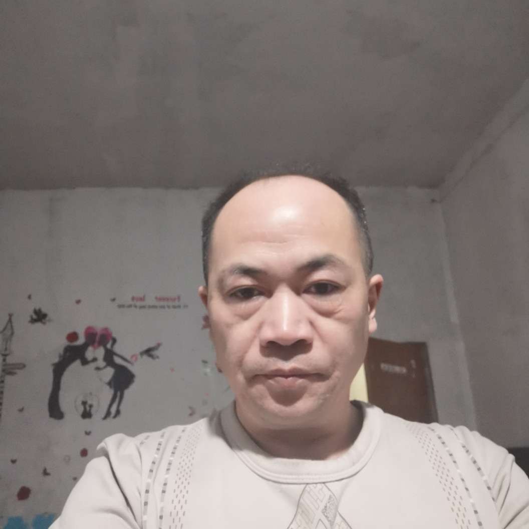 忧心笑剪影的照片