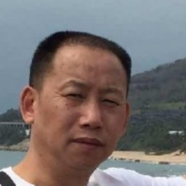 山岚拿年轻的照片