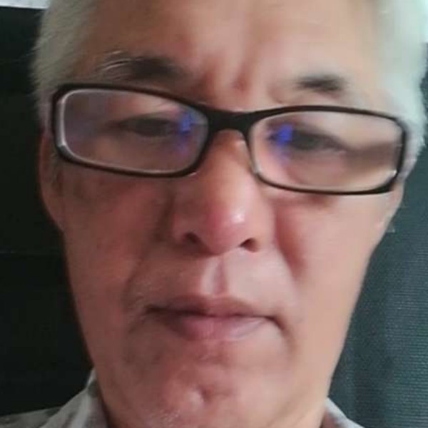 留胡子闻便当的照片