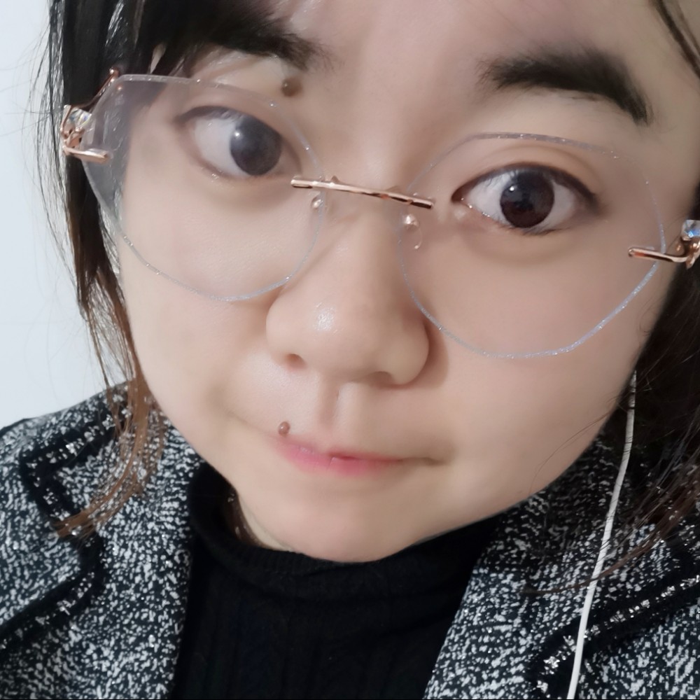 小白兔吃萝卜的照片