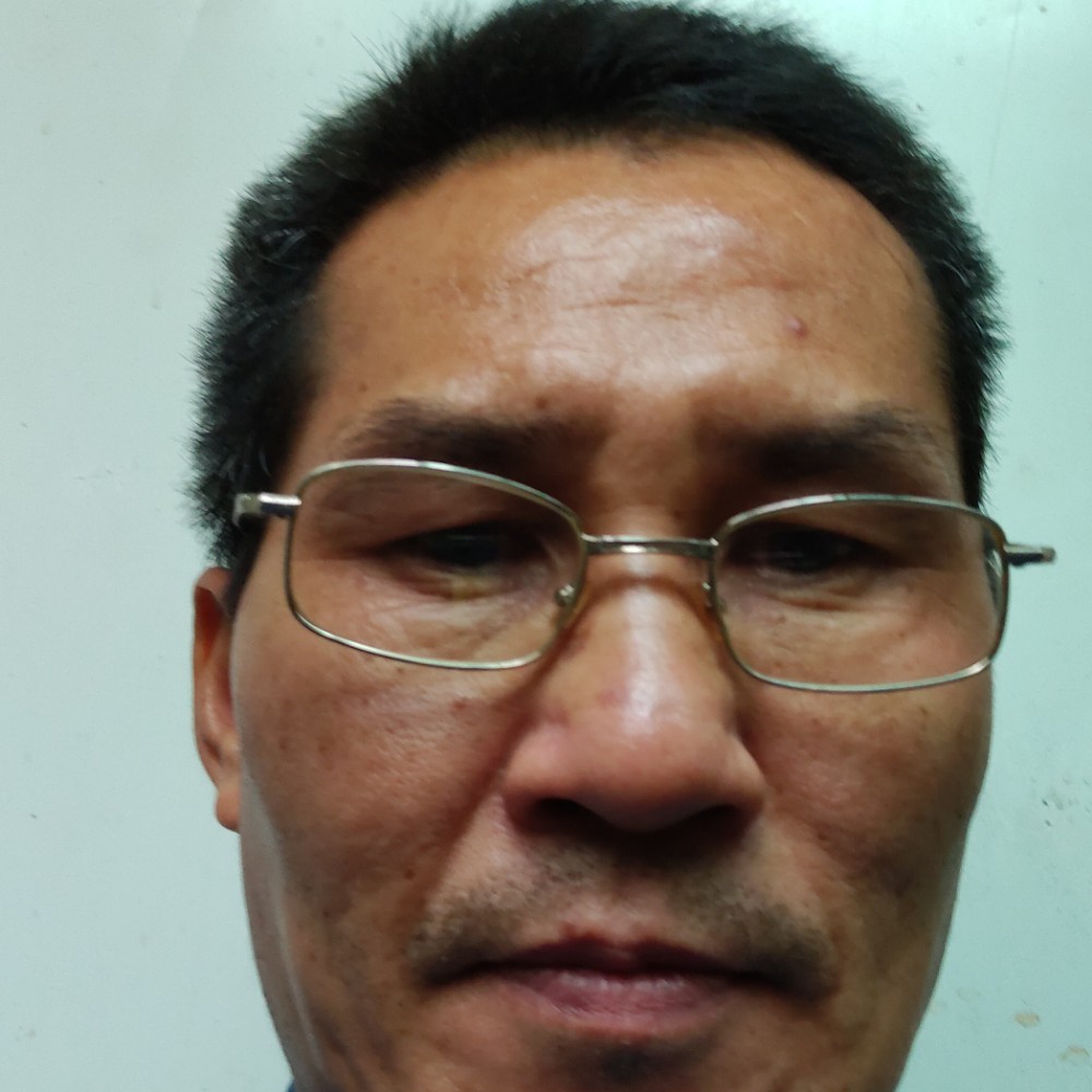 背后挽手奇异果的照片