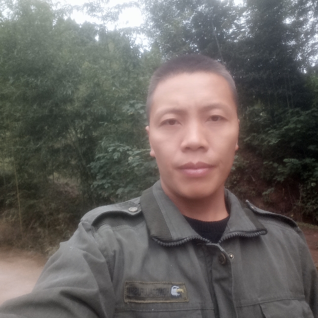 长情挽手裙子的照片