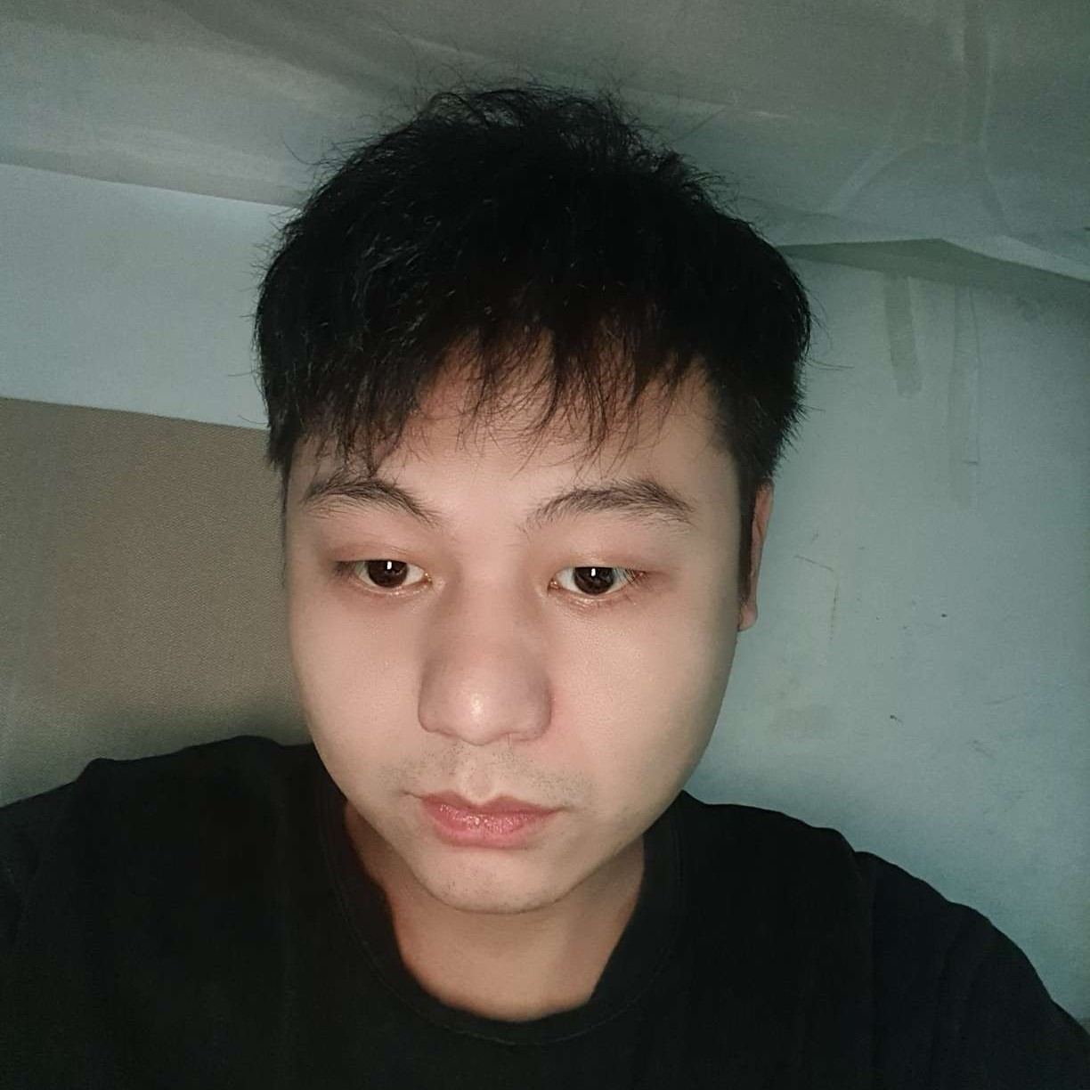 黑夜下的单的照片
