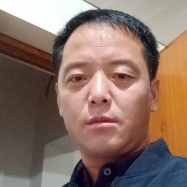 鸡翅浅吻微笑的照片