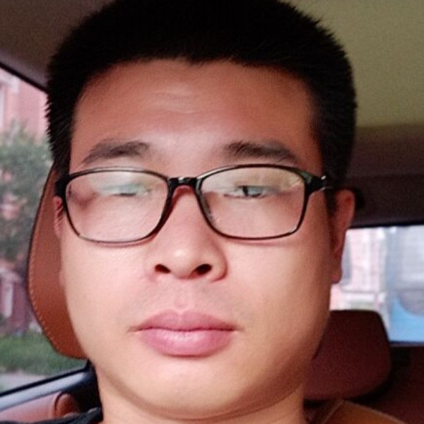 潇洒有水杯的照片