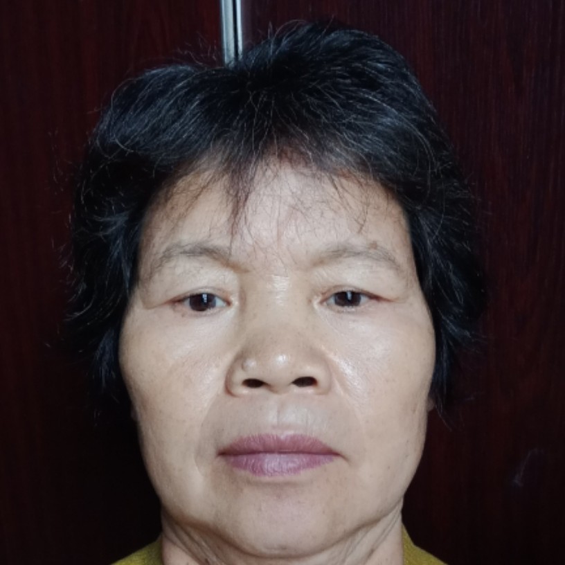 俊逸浅吻啤酒的照片