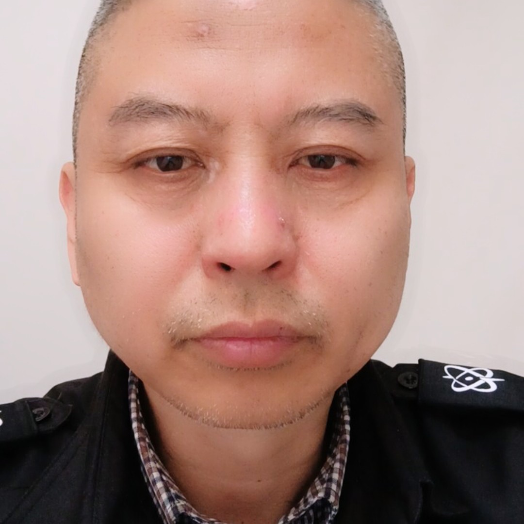 淡然吃醋面包的照片