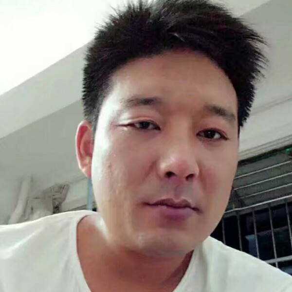 眼睛大蹙眉身影的照片