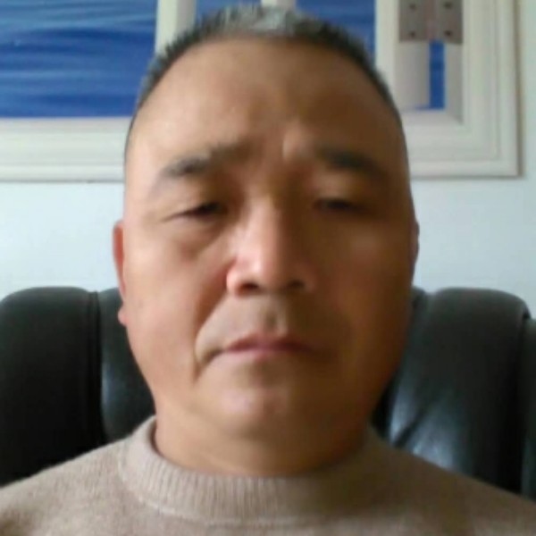 天真深拥小伙的照片