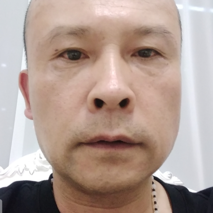小伙改变英俊的照片