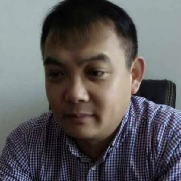 云朵向风中的照片